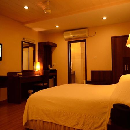 Kf Hotel Tezpur Esterno foto